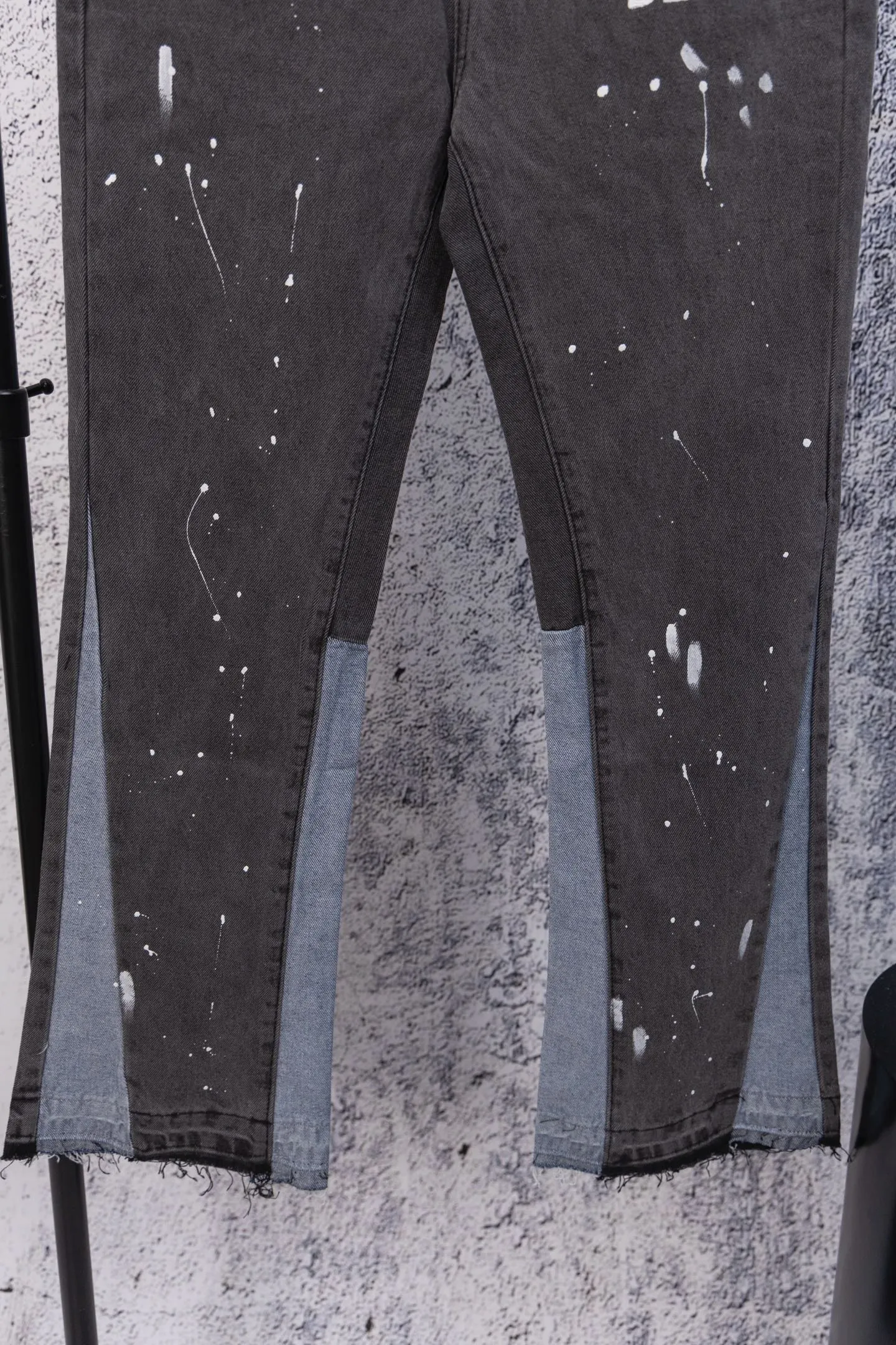 💰270 GALLERY DEPT.25ss new style splash-ink jeans, boot-cut trousers, denim + splash-ink, full of artistic sense! The trouser legs are spliced ​​with denim, creating a layered look, and the words "GALLERY DEPT." are super recognizable✨. High-density denim, wear-resistant and comfortable, perfect for daily wear or street style. Inspired by the classic elements of Helmut Lang, splashing ink is full of three-dimensionality. Pair it with simple tops or HL items to easily get a sense of avant-garde fashion! Gallery Dept. targets the global fashion pioneer group aged 18-35 and positions itself as a "high street art trendy brand". Cultural symbol output: Through endorsements from stars such as Virgil Abloh, Jennie, and Justin Bieber, the brand’s benchmark status in the hip-hop and fashion circles is strengthened. Size: 28-34 Color: Gray Blue